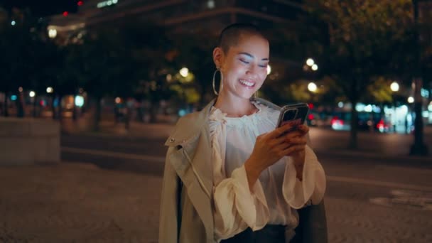 Menina Sorrindo Mensagens Celular Rua Noite Fechar Mulher Cabelo Curto — Vídeo de Stock