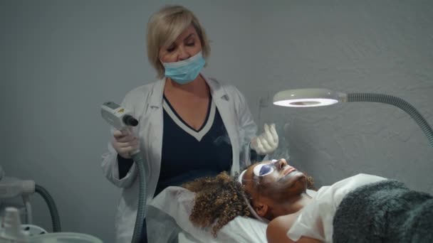 Cosmético Haciendo Procedimiento Pelado Salón Belleza Médico Examinar Piel Cara — Vídeos de Stock
