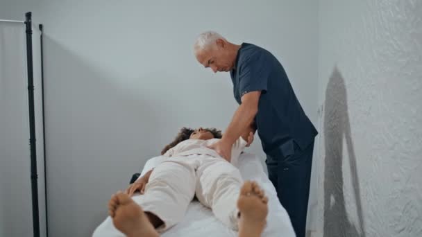 Terapeut Som Gör Manuell Behandling Kliniken Grå Hår Osteopat Böja — Stockvideo