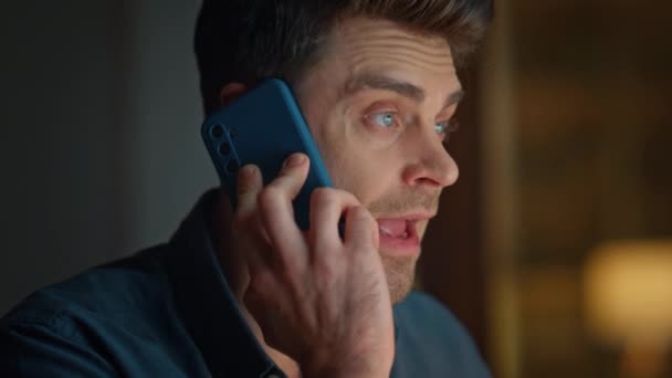 Μιλώντας Άνθρωπος Απολαμβάνουν Κλήση Ψάχνει Απόσταση Στο Βράδυ Closeup Διαμέρισμα — Αρχείο Βίντεο