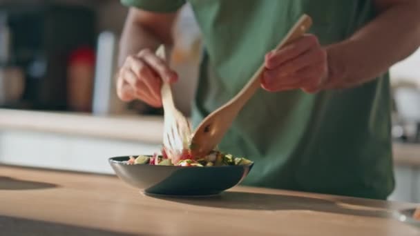 Chico Manos Mezclando Verduras Cocina Cerca Auriculares Despreocupados Hombre Preparando — Vídeos de Stock