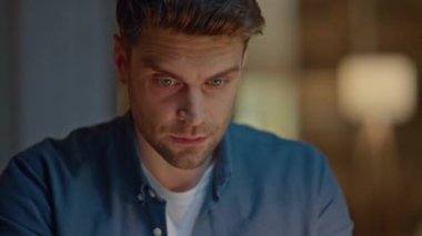 Evde geç saatlere kadar çalışmaktan yorgun düşmüş. Çok çalışan, kaşlarını çatan, bilgi okuyan, akşam apartmanında yorgun hisseden adam. Esmer adam lamba ışığında iş anlarını çözerken arka planı bulanıklaştırıyor.