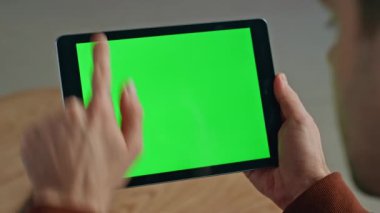 İş yerinde internet sörfü yapmak için krom anahtar tableti kullanan tanınmamış bir işadamı. Ofiste elinde yeşil ekran bilgisayar tutan bir adam dokunmatik ekrana dokunuyor. Yönetici model aygıtı üzerinde çalışıyor 