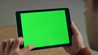 Mockup tablet çalışanı, sosyal medyayı tarama görüntüsünü merkez ofis kapanışında tarıyor. Modern iş yerinde çalışan yeşil ekran bilgisayarı tutan adam elleri. Bilinmeyen yönetici krom anahtar aygıtı kullanıyor 