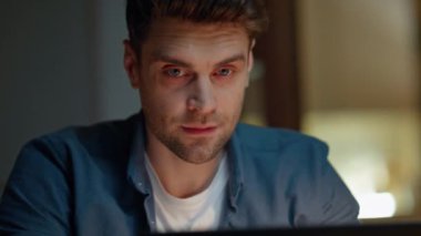 Akşam işyerindeki portrede pozitif başlangıç kamerası var. Yakışıklı adam, gece apartmanında dizüstü bilgisayarla çalışıyor. Traşsız, mutlu bir adam geç saatte evde tek başına oturuyor.