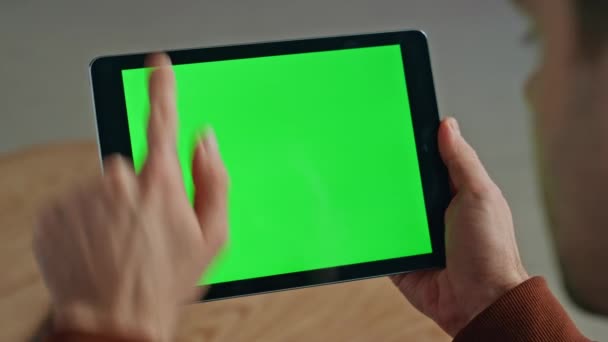 Άγνωστος Επιχειρηματίας Που Χρησιμοποιεί Tablet Κλειδί Chroma Για Σερφάρισμα Στο — Αρχείο Βίντεο