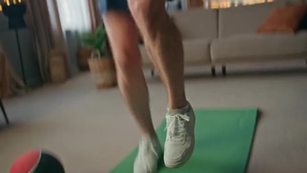 Sportsman Fötter Hoppar Aktivt Sportig Matta Hemma Närbild Stark Ung — Stockvideo