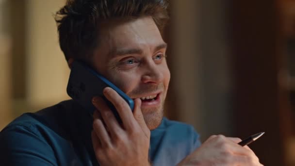 아파트 촬영에서 스마트 말하는 즐거운 핸드폰에서 즐거운 대화를 즐기는 소식을 — 비디오