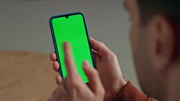 Closeup Dedo Tocando Dispositivo Tela Verde Homem Mão Rolagem Dispositivo — Vídeo de Stock