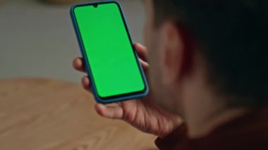 Evde yeşil ekran akıllı telefonu tutan serbest çalışan eller var. Bilinmeyen tüccar, krom anahtarlı cep telefonunu okuyor. Ofisteki borsa verilerini analiz ediyor. Tanınmayan yönetici eğitim dersinden zevk alıyor 