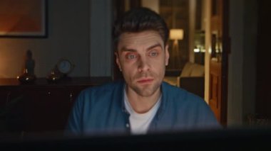 İşkolik bir adam karanlık bir ofiste geç saatlere kadar kalıyor. Akşam apartmanında veri analizi yapan ciddi bir yönetici. Pazarlama raporu hazırlayan yakışıklı girişimci. Proje bitiş tarihi kavramı