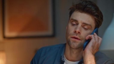 Karanlık, modern bir dairede akıllı telefondan konuşan endişeli bir adam. Somurtkan adam evde oturmuş ciddi bir telefon görüşmesi yapıyor. Traş edilmemiş serbest çalışan cep telefonuyla ilgili bir sorun tartışıyor