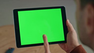 Adamın eli kapalı alanda yeşil tablet ekrana dokunuyor. Bilinmeyen işadamı, ofis odasında krom anahtar bilgisayar kullanarak sosyal medyayı kontrol ediyor. Tanımlanamayan yönetici internette gezinen bir model aygıt tutuyor 