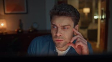 Karanlık Ev Ofisi 'nde geç saatlere kadar çalışan asık suratlı adam. Akşam apartmanında ciddi bir işkolik analiz sunumu var. Pazarlama raporları hazırlayan yakışıklı bir adam. Proje bitiş tarihi kavramı