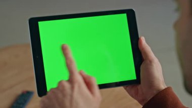 Serbest çalışan eller iş yerindeki internetten yeşil ekran tableti aratıyorlar. Kimliği belirsiz iş adamı ofis işleri için bilgisayar tutuyor. Krom anahtarlı adam aygıtı. 