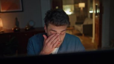 Kapalı kapılar ardında gece geç saatlere kadar çalışan yorgun iş adamları. Akşamları evde tek başına oturan yorgun adam fazla mesai yapıyor. Çok çalışan girişimci, şirket sorunlarıyla meşgul, son teslim tarihini hazırlıyor. 