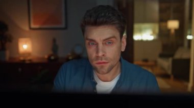 Ciddi bir adam merkez büroda geç saatlere kadar çalışıyor. Karanlık çalışma alanında odaklanmış iş adamı çözüm planlama stratejisi. Yakışıklı bir adam sunum okuyor. Akşamki projeyi de hesaba katıyor.