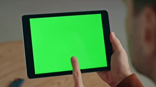 Чоловік Торкається Зеленого Планшетного Екрану Приміщенні Крупним Планом Невідомий Бізнесмен — стокове відео