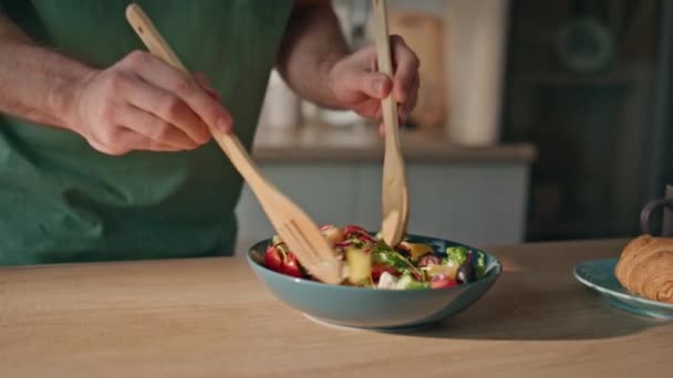 Homem Mãos Misturando Salada Casa Cozinha Closeup Desconhecido Pessoa Masculina — Vídeo de Stock