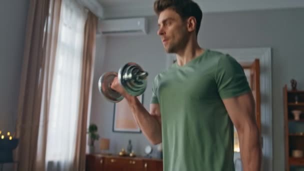 Svalový Atlet Trénink Biceps Bytě Obývací Pokoj Zblízka Vážný Motivovaný — Stock video