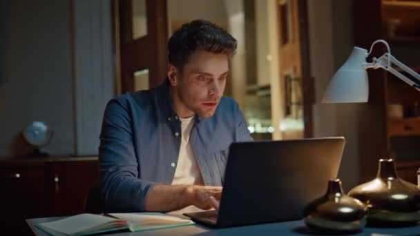 Εστιασμένος Άνθρωπος Κοιτάζοντας Υπολογιστή Διαβάζοντας Mail Στο Άνετο Σκοτεινό Επίπεδη — Αρχείο Βίντεο
