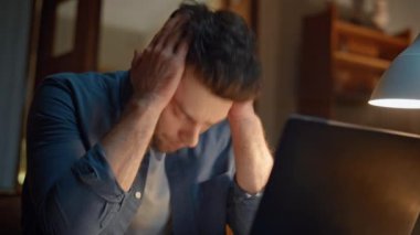 Sinirli çalışan, gece ofisindeki bilgisayar ekranına bakıyor. Hayal kırıklığına uğramış iş adamı iş sorunları için üzülüyor. Hüsrana uğramış adam kötü haber okuyor. Stresli adam dertlerden bıktı 