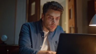 Karanlık dairede odaklanmış girişimci daktilo bilgisayarı. Hayal kırıklığına uğramış işadamı, ofisteki başarısızlığa tepki gösterdiğinde stresli hissediyor. Evde dizüstü bilgisayar kullanan sinirli bir adam iş konusunda sorun yaşıyor.