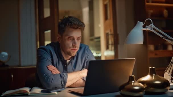 어두운 작업장 근접에 느끼는 피곤한 집에서 휴식을 취하는 노트북 화면을 — 비디오