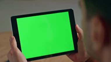 Ofiste krom anahtar tableti kullanan işçi elleri yakın plan çekimde. Bilinmeyen yönetici, borsa kripto verilerini model bilgisayarda kontrol ediyor. Tanımlanamayan adam profesyonel görünümlü dijital cihaz ekranı 