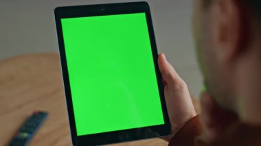 Ofis kapanışında müdürün el ele tutuşma tableti. Bilinmeyen işadamı, krom anahtar bilgisayarı okuyarak iş yerindeki borsa verilerini analiz ediyor. Tanımlanamayan serbest yazar yeşil ekran konferansının keyfini çıkarıyor 