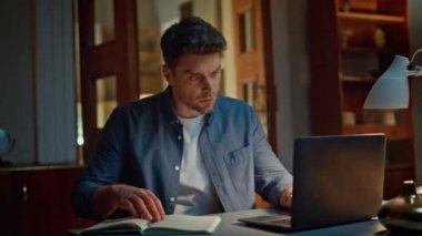 Gece apartmanında dizüstü bilgisayarda çalışan odaklanmış bir adam. Akşam evinde bilgisayar izlerken notlar yazan ciddi bir adam. Çevrimiçi öğrenci Webinar okuyor ve uzaktan gazete okuyor. Uzaklık eğitimi kavramı