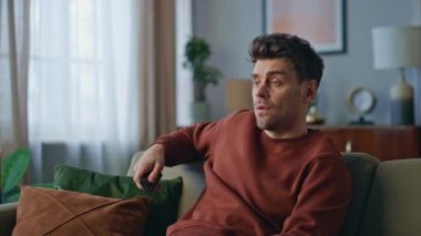 Evdeki kanepede yalnız başına televizyon izleyen hoşnutsuz bir adam. Sıkıcı yakışıklı esmer uzaktan kumandayla kanal değiştiriyor. Tüyler ürperten adam sıkılıyor. Oturma odasında TV şovu seyrediyor..