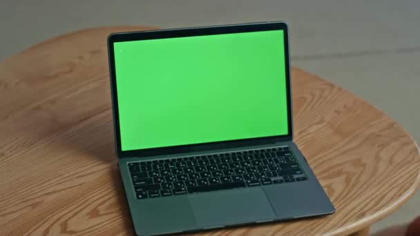Homem Negócios Desconhecido Usando Laptop Mockup Para Vídeo Conferência Sentado — Vídeo de Stock