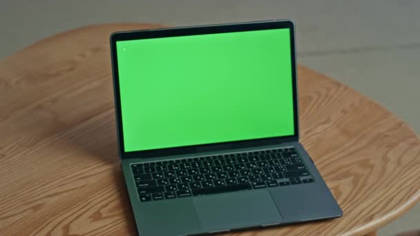 Pusty Zielony Ekran Nowoczesny Laptop Stojący Drewnianym Biurku Zbliżenie Włączony — Wideo stockowe