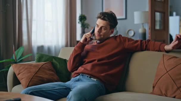 Tizio Annoiato Che Chiama Cellulare Rilassarsi Sul Divano Casa Uomo — Video Stock