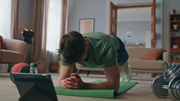 Idrottare Efter Online Lektion Stående Planka Position Yogamattan Hem Sportiv — Stockvideo