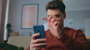 Sinirli öğrenci koltukta cep telefonu araklayıp kötü haberleri okuyor. Hüsrana uğramış cep telefonu ekranlı bir adam dairede e-posta açıyor. Sinirli adam işten çıkarılma için akıllı telefon mesajı alıyor..