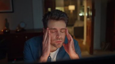 Yorgun bir adam gece yarısı tapınakları ovalayıp projesini tamamlıyor. Karanlık Ev 'de bilgisayar izleyen ciddi bir çalışan. Odaklanmış serbest yazar okuma sunumu tek başına teslim tarihi görevlerini çözüyor