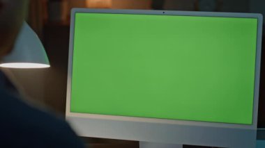 Yeşil Ekran Polis Merkezi 'nde çalışan kimliği belirsiz serbest çalışan. Gece vardiyasında çalışıyormuş. Model bilgisayarı izleyen tanınmayan genç adam son teslim tarihini tek başına okuyor. Akşam saatlerinde krom görünümlü bir adam.