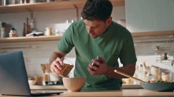 Homem Focado Derramando Flocos Milho Tigela Aconchegante Casa Closeup Morena — Vídeo de Stock