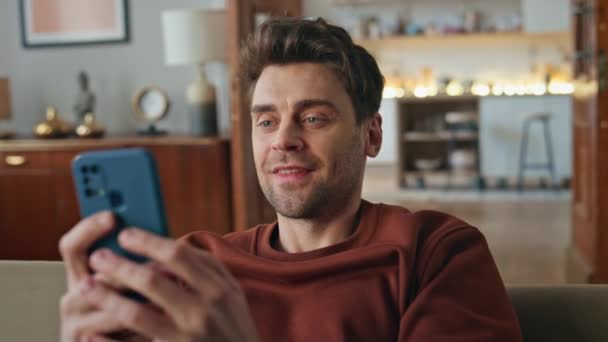 아파트 클로즈업에 화면을 행복한 남자는 집에서 스마트 메시지를 전화에서 알림을 — 비디오