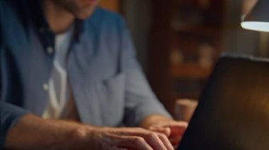 Gece ofiste bilgisayar klavyesine mesaj atan serbest çalışan parmaklar. Akşam işyerindeki müşteriye e-posta yazan çok çalışan bir adam. Metin yazarı tuşlara basarak basın bildirisi yaratıyor 