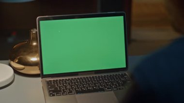 Bilinmeyen yönetici, karanlık iş yerinde çevrimiçi konferans için ekranı arıyor. Gece ofisinde krom anahtar monitöründe çalışan tanınmayan bir iş adamı. Bilgisayar kullanan meşgul işçi