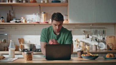 Ev mutfağında laptopa mesaj atan dalgın bir serbest yazar. Tıraşsız, bilgisayar ekranı görünümlü bir adam kahvaltısını yalnız yiyor. Düşünceli bir adam iş e-postalarını okuyor. Açık iç mekandaki problemleri düşünüyor.
