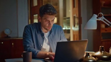 Somurtkan adam bilgisayar ekranına bakıyor sıcak bir gecede kahve fincanı alıyor. Akşam dairesiyle e-posta yoluyla aşırı mesai yapan ciddi bir adam. Uzaktan kumandalı işçi evde sıcak içecek içiyor.