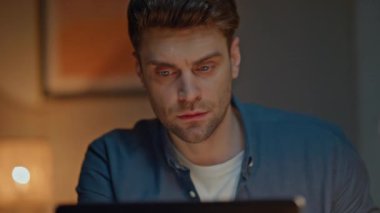 Gece geç saatte bilgisayar ekranını seyreden bir işçi. Fazla çalışan, traşsız, serbest çalışan, elinde kahve fincanı tutan bir adam. Esmer adam ara veriyor. Düşünce projesi fikirleri.