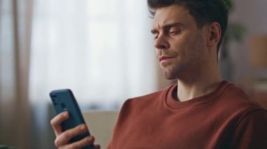 Kanepe oturma odasında akıllı telefon mesajı okuyan dalgın bir serbest yazar. Tıraşsız adam, cep telefonu ekranına bakıp SMS okuyor. Düşünceli adam iş e-postalarını okurken evdeki sorunu düşünüyor..