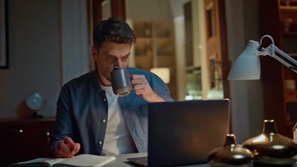 Ψυχαναγκαστικός Startuper Πίνοντας Τσάι Στο Γραφείο Νύχτα Closeup Εστιασμένος Ελεύθερος — Αρχείο Βίντεο