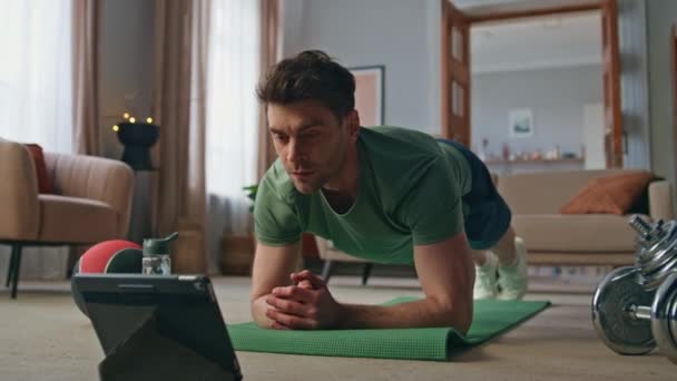 Sportman Kijken Workout Tutorial Video Door Tablet Training Thuis Close — Stockvideo