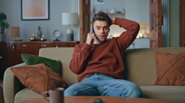Akıllı telefondan konuşan kafası karışık bir adam evdeki koltukta kötü haberler duyuyor. Baş ağrısı çeken endişeli bir adam dairede tatmin olmamış bir cep telefonu konuşması yapıyor. Endişeli hipster cep telefonuyla sorunu tartışıyor.